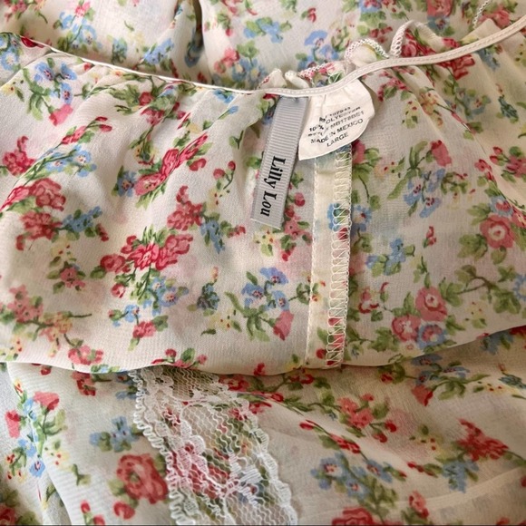 Floral boho semi sheer blouse. small floral print. Large - Picture 9 of 9